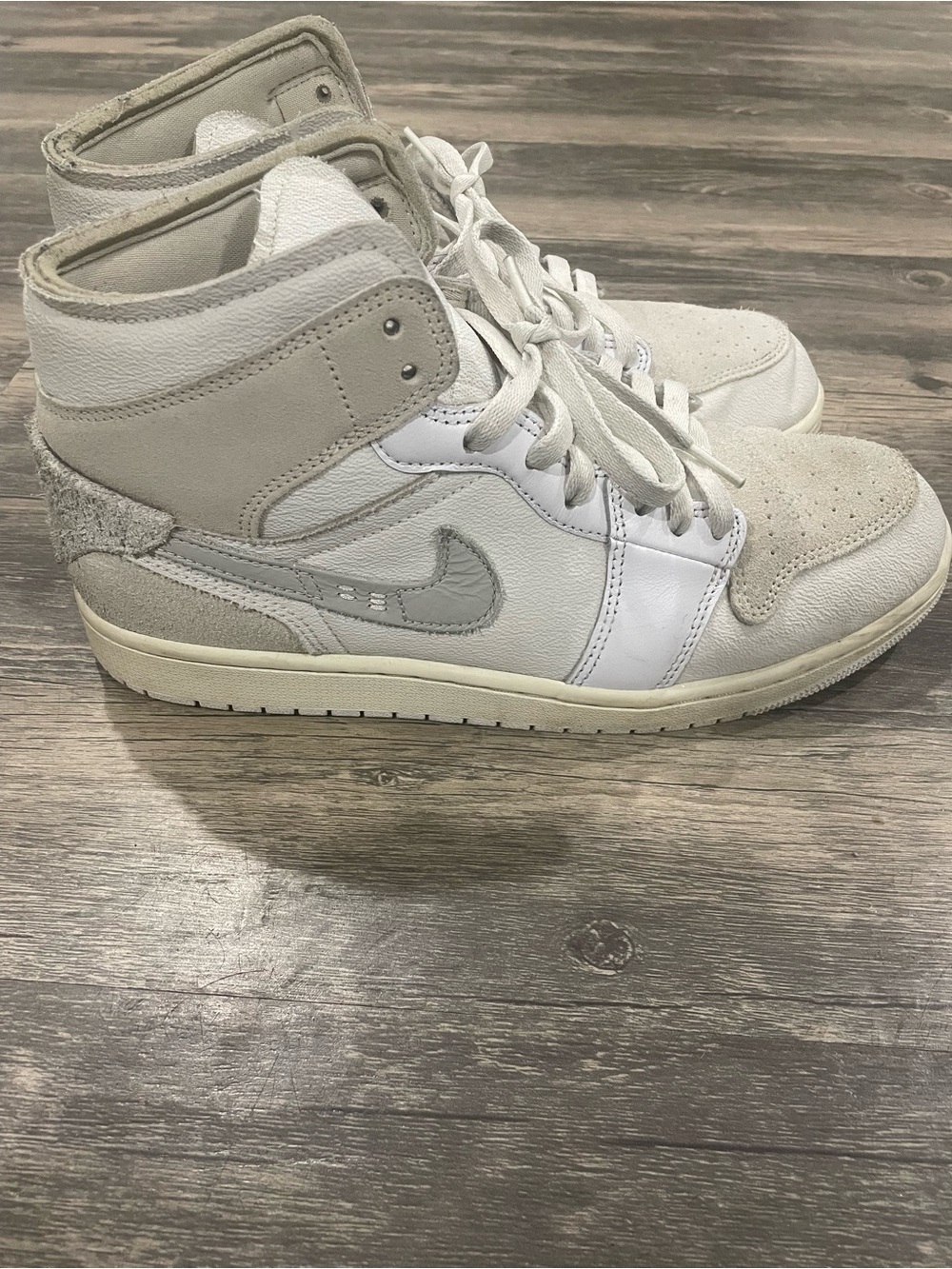 High-Top Men Sneakers in Off-White and Light Gray
